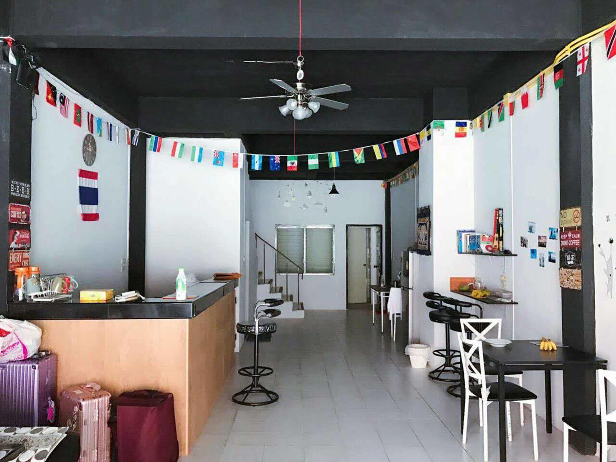 The Galiness International Backpacker Hostel Phuket Patong Bagian luar foto